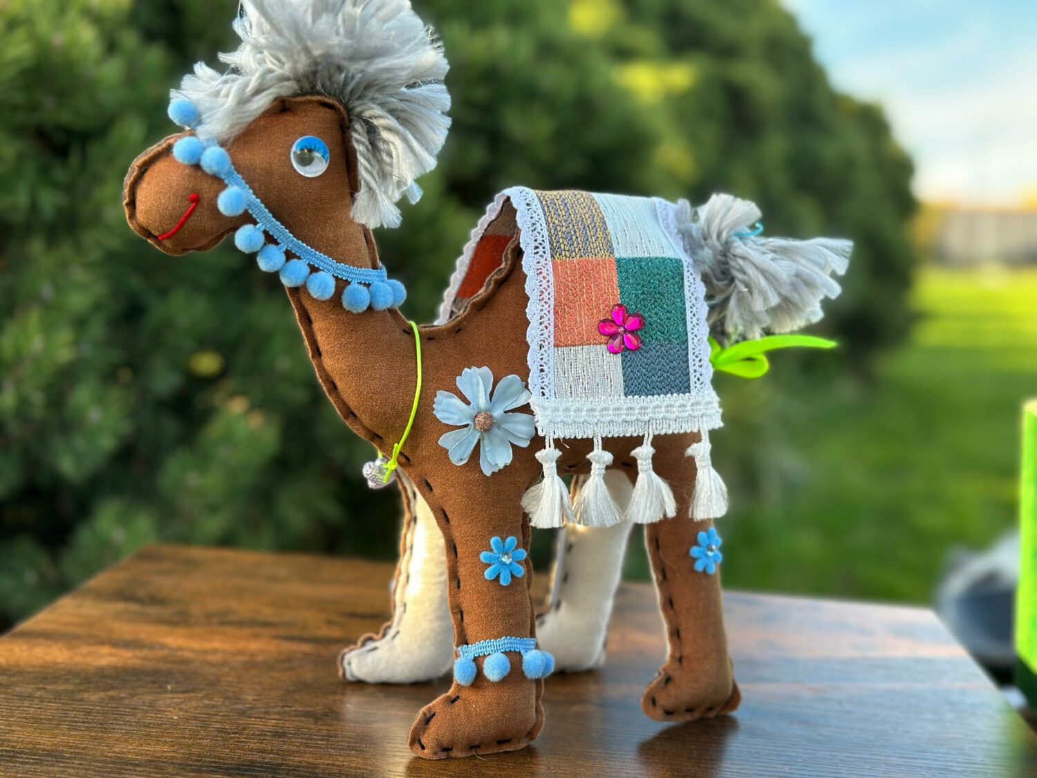 Wielbłądziak brązowy z szarą grzywą