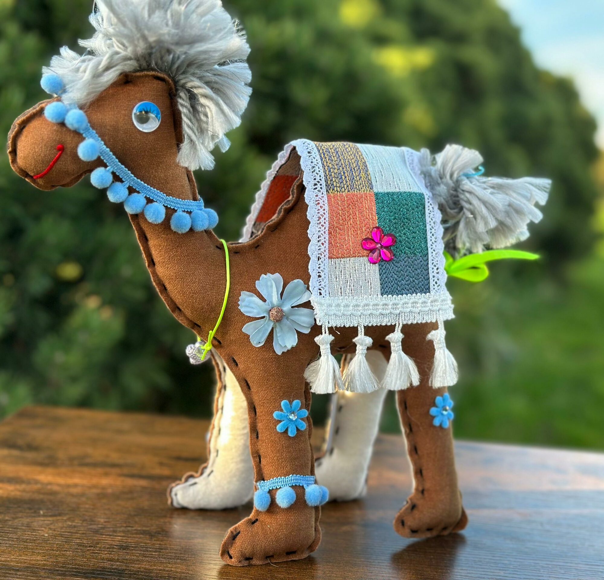 Wielbłądziak brązowy z szarą grzywą