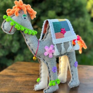 Wielbłądziak szary z pomarańczową grzywą