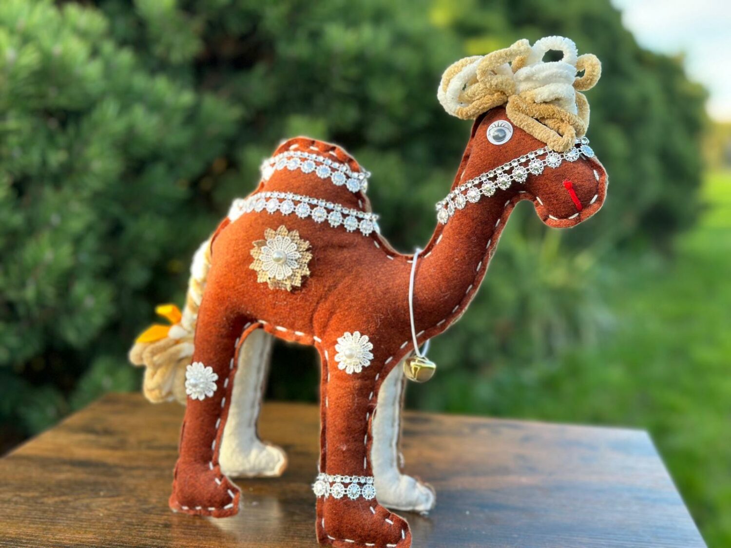 Wielbłądziak brązowy z biało-beżową grzywą