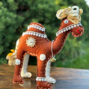 Wielbłądziak brązowy z biało-beżową grzywą