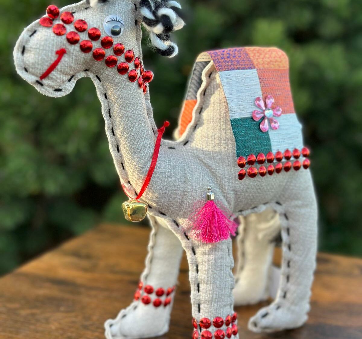 Wielbłądziak beżowy z czarną-białą grzywą