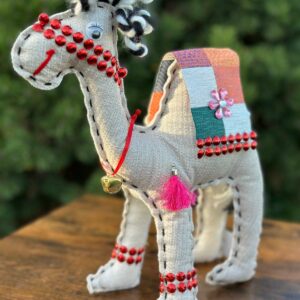 Wielbłądziak beżowy z czarną-białą grzywą