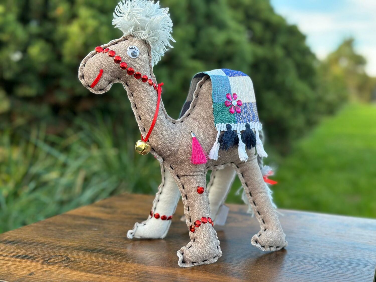 Wielbłądziak beżowy z białą grzywą