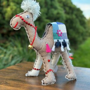 Wielbłądziak beżowy z białą grzywą