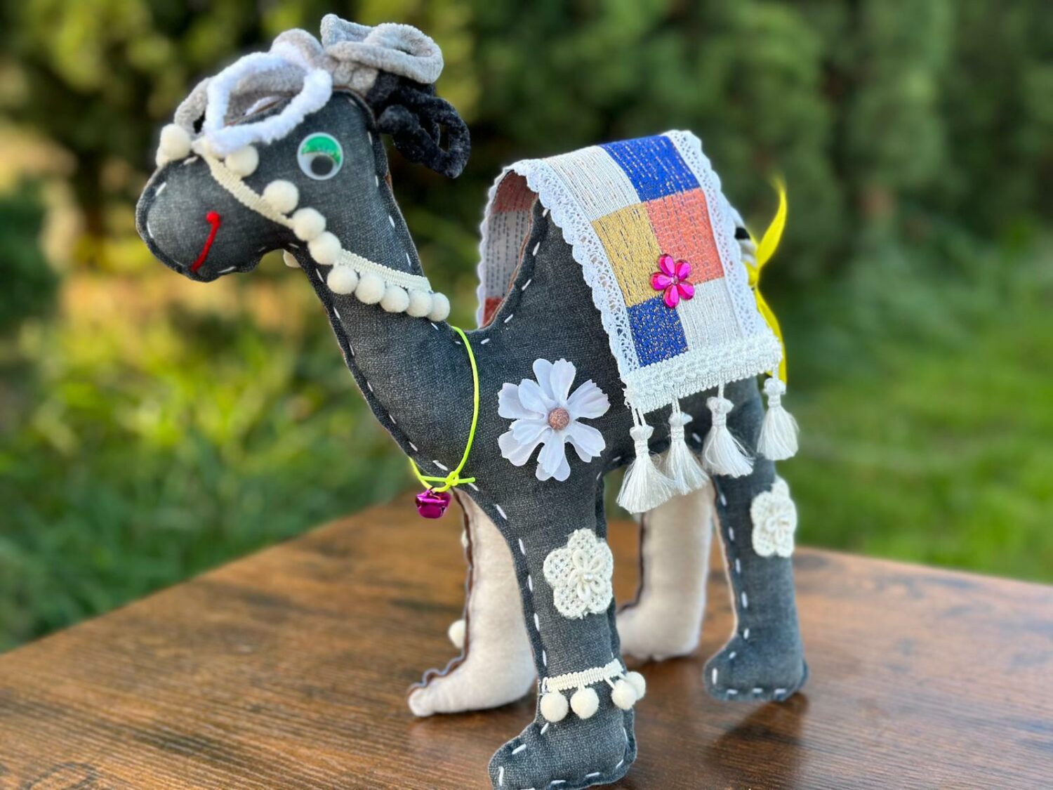 Wielbłądziak szary z biało-czarną grzywą