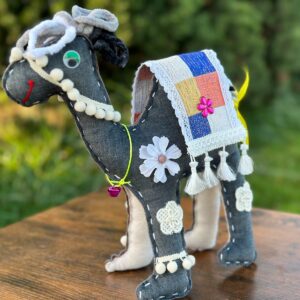 Wielbłądziak szary z biało-czarną grzywą