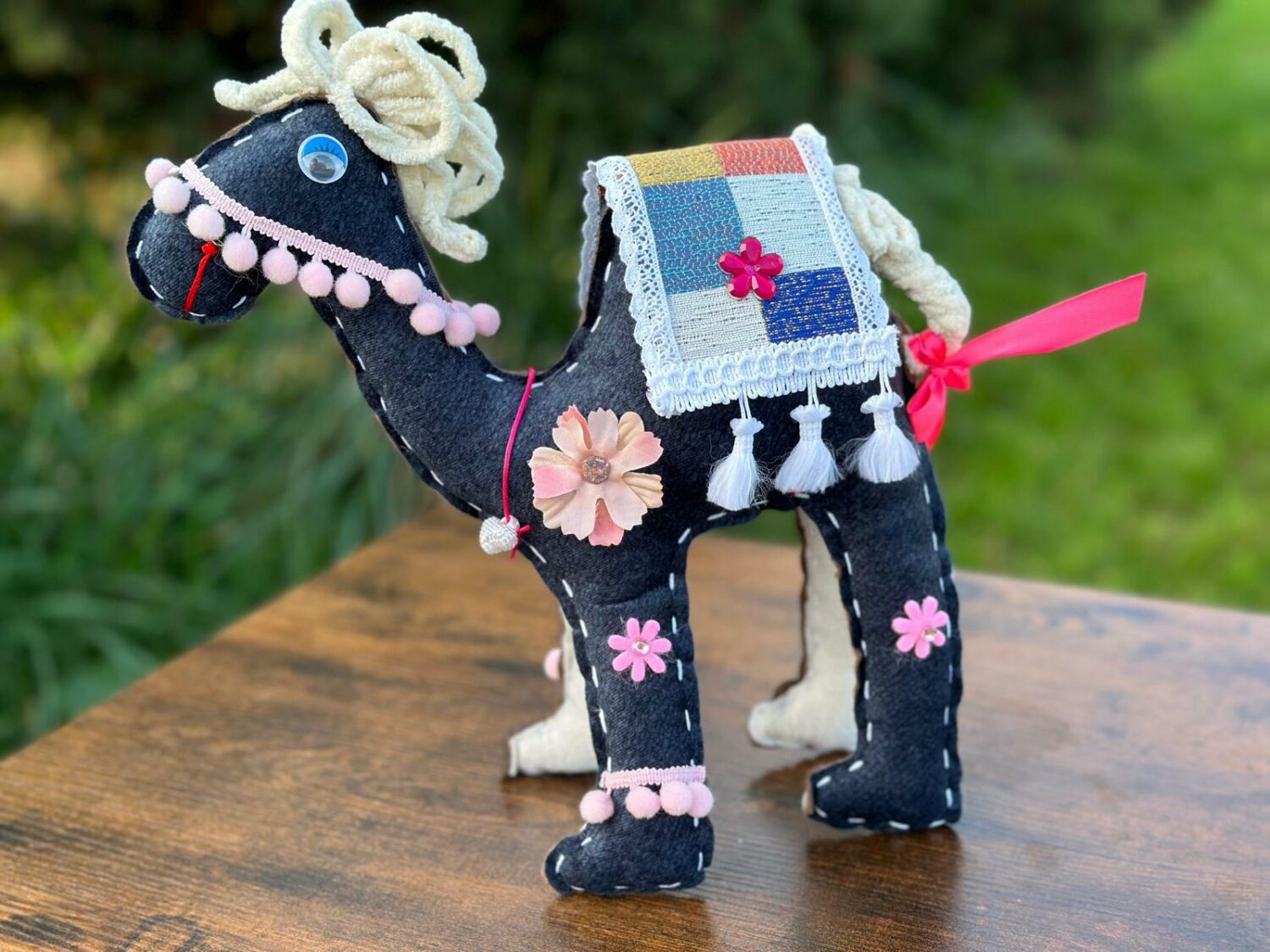 Wielbłądziak granatowy z jasno beżową grzywą