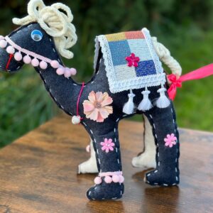 Wielbłądziak granatowy z jasno beżową grzywą