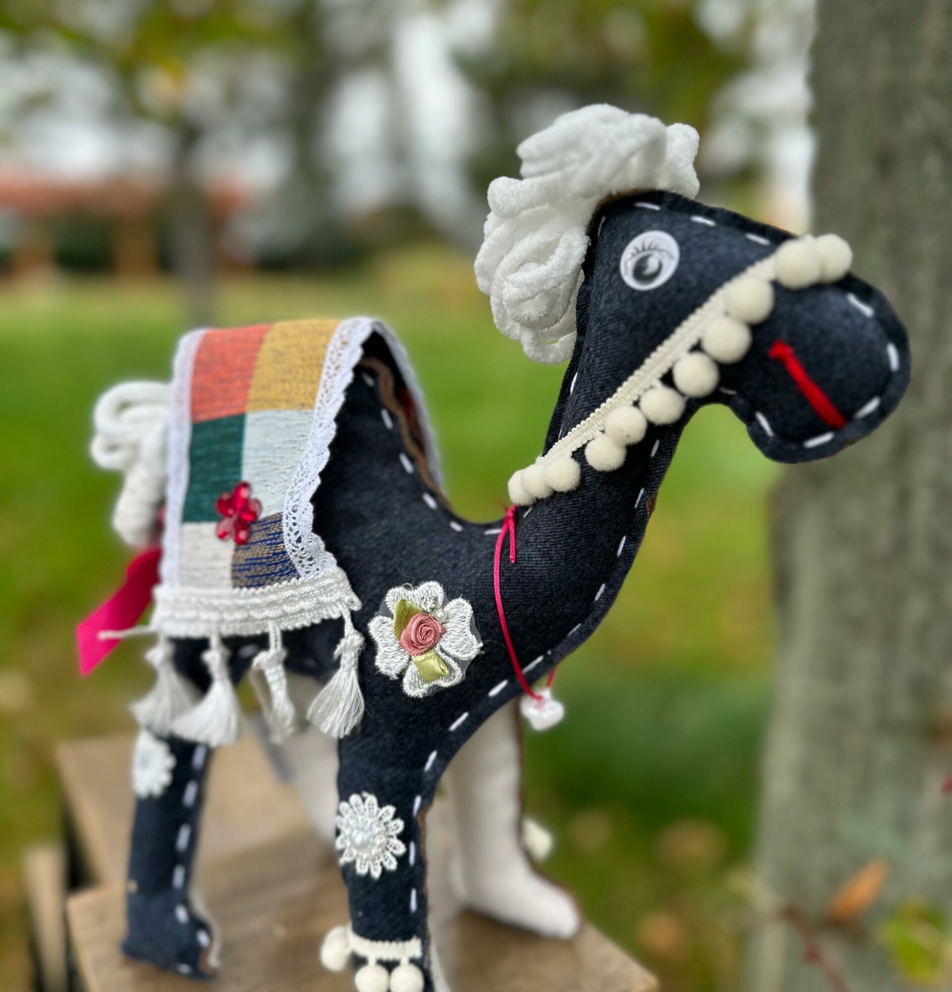 Wielbłądziak granatowy z białą grzywą